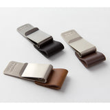 Traveler's Company - Clip Pen Holder (Portalápices) | TN Regular 016 | M | Camel