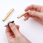 Traveler's Company- TRC Pluma Brass, Plumas- Likely.es