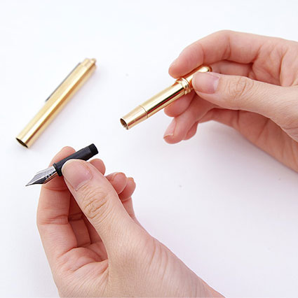 Traveler's Company- TRC Pluma Brass, Plumas- Likely.es