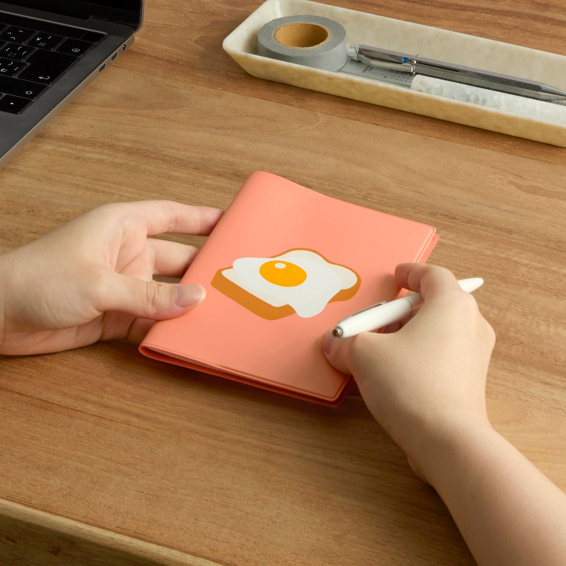 Hightide - Agenda mensual 2027 Egg Toast Square | Light Yellow — detalle e interior de la colección