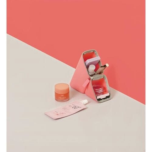 Estuche portalápices Sonic Kakusta Coral – color coral en uso sobre el escritorio