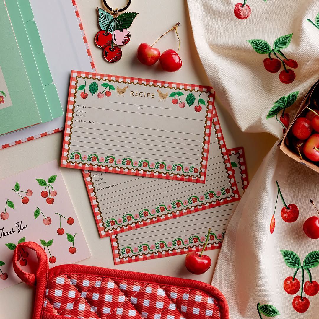 Tarjetas Cherry Farm sobre un paño con cerezas