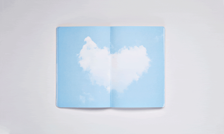 Nuuna - Cuaderno Inspiration Book M | Hojas azul claro estampadas con nubes