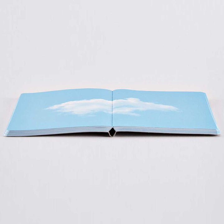 Nuuna - Cuaderno Inspiration Book M | Hojas azul claro estampadas con nubes