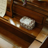 Paddywax –  Vela Aromática 4.5oz/127g Printed Tin Candle Cherie | Crimson & Cream - French Linen & Orris