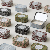 Paddywax –  Vela Aromática 4.5oz/127g Printed Tin Candle Cherie | Blue & White - Lavender & Thyme