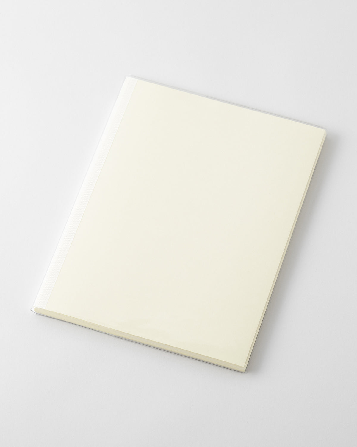 Funda MD A4 Variant colocada en el cuaderno, cuaderno no incluido