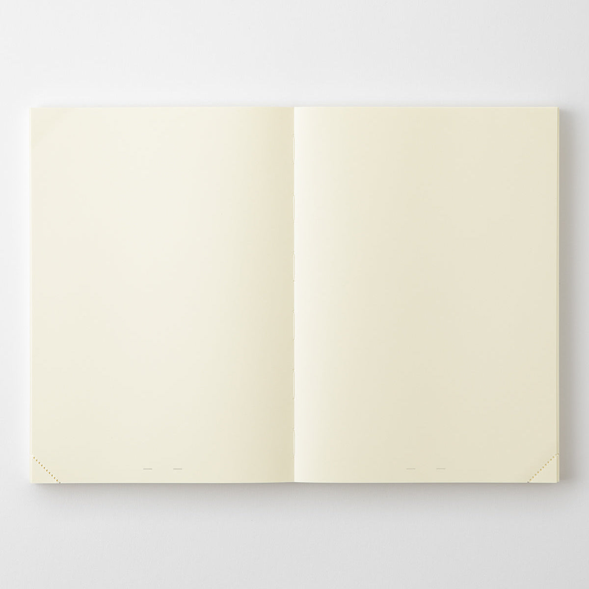 Cuaderno MD Codex A5 abierto con hojas lisas
