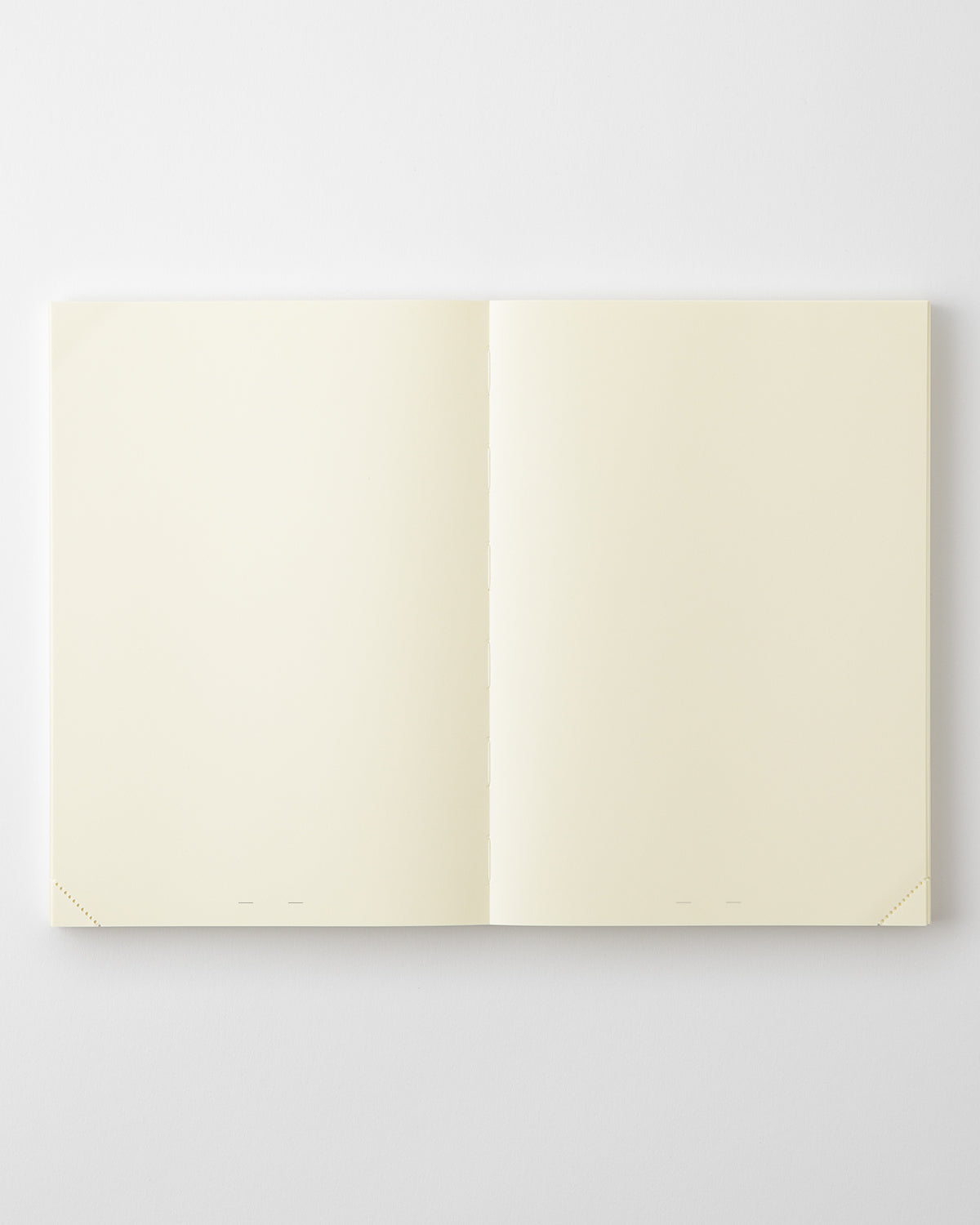 Cuaderno MD Codex A5 abierto con hojas lisas
