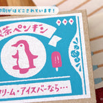 Detalle de la caja serigrafiada y las hojas del Matchbox Memo Café Penguin de Furukawa Shiko