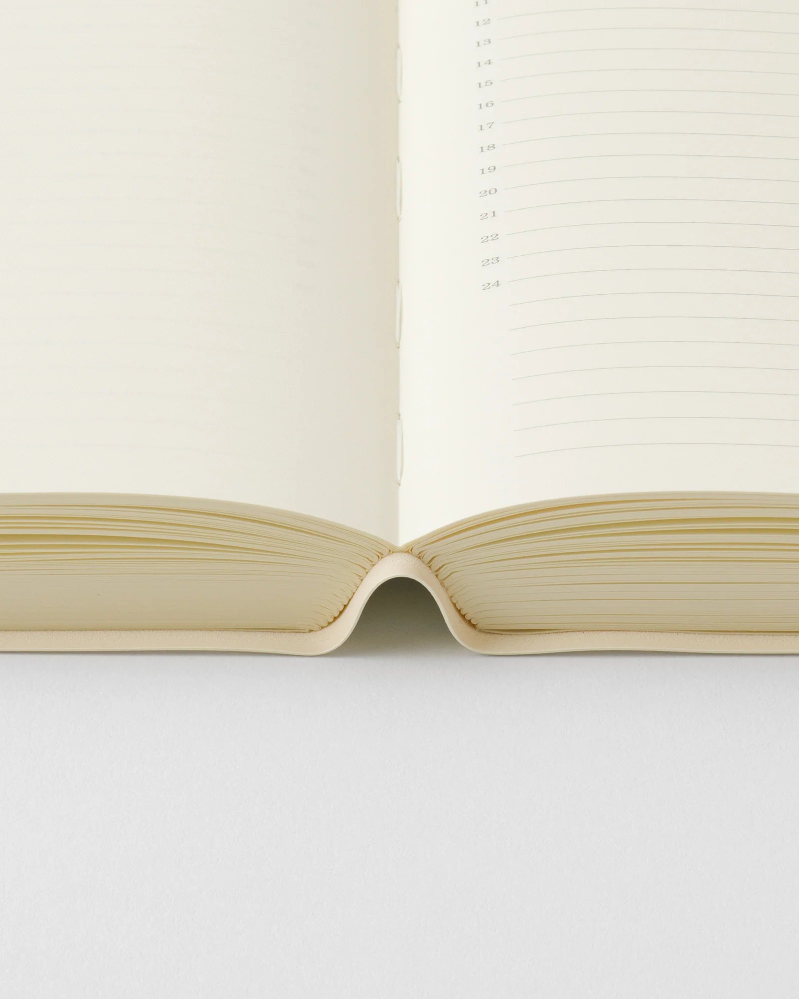 MD Product - Agenda MD Notebook Diary 1 Day 1 Page 2027 | A5 · detalle de papel y encuadernación
