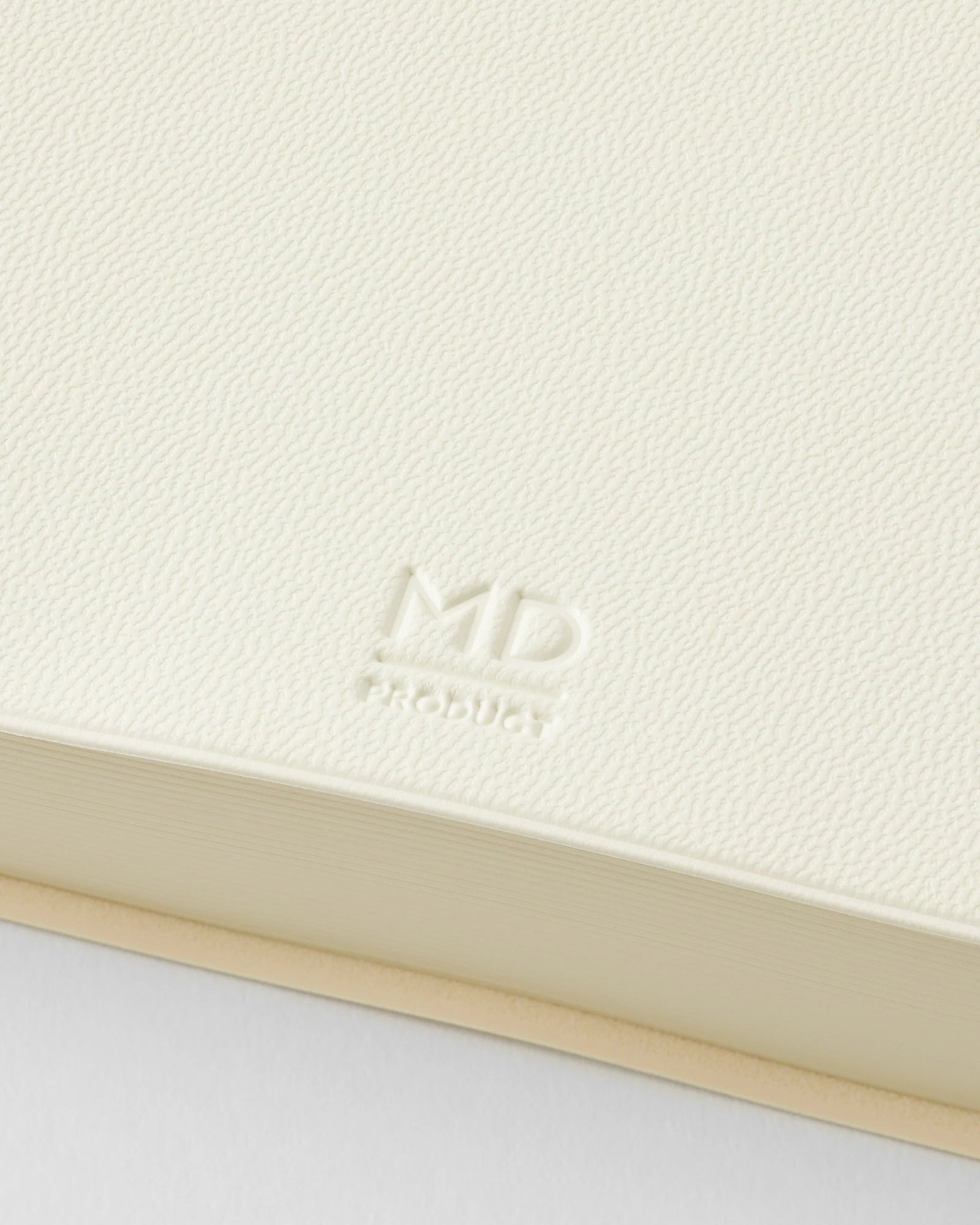 MD Product - Agenda MD Notebook Diary 1 Day 1 Page 2027 | A6 · detalle de papel y encuadernación