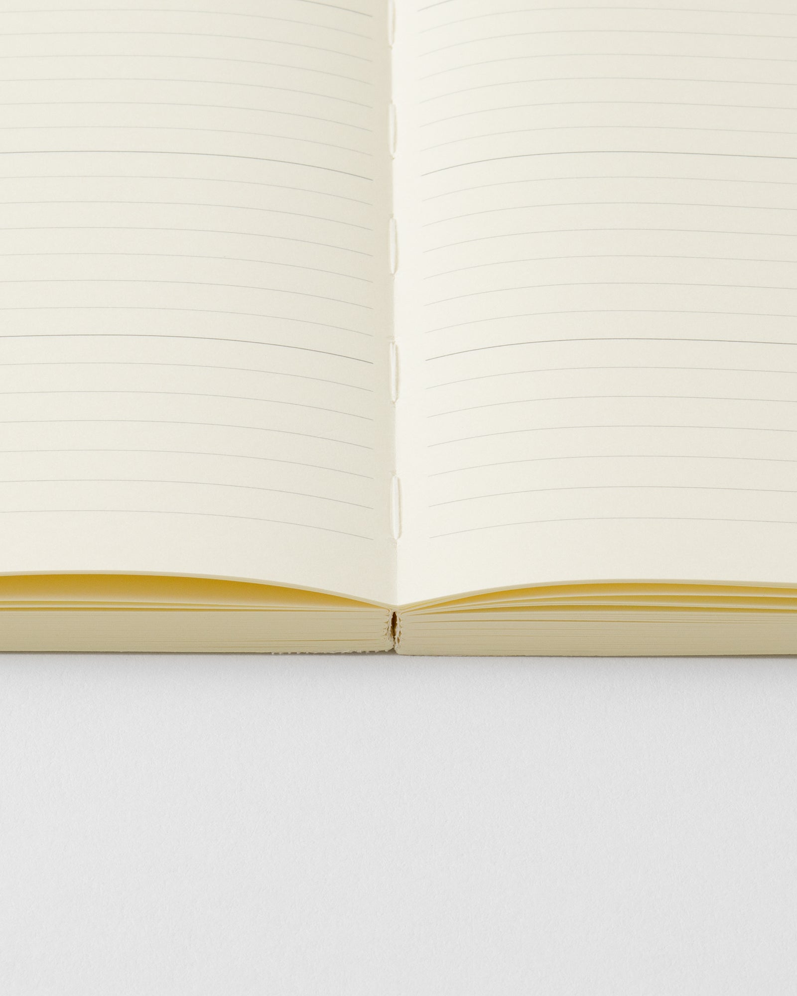 MD Product - Agenda mensual MD Notebook Diary 2027 | B6 Slim · detalle de papel y encuadernación