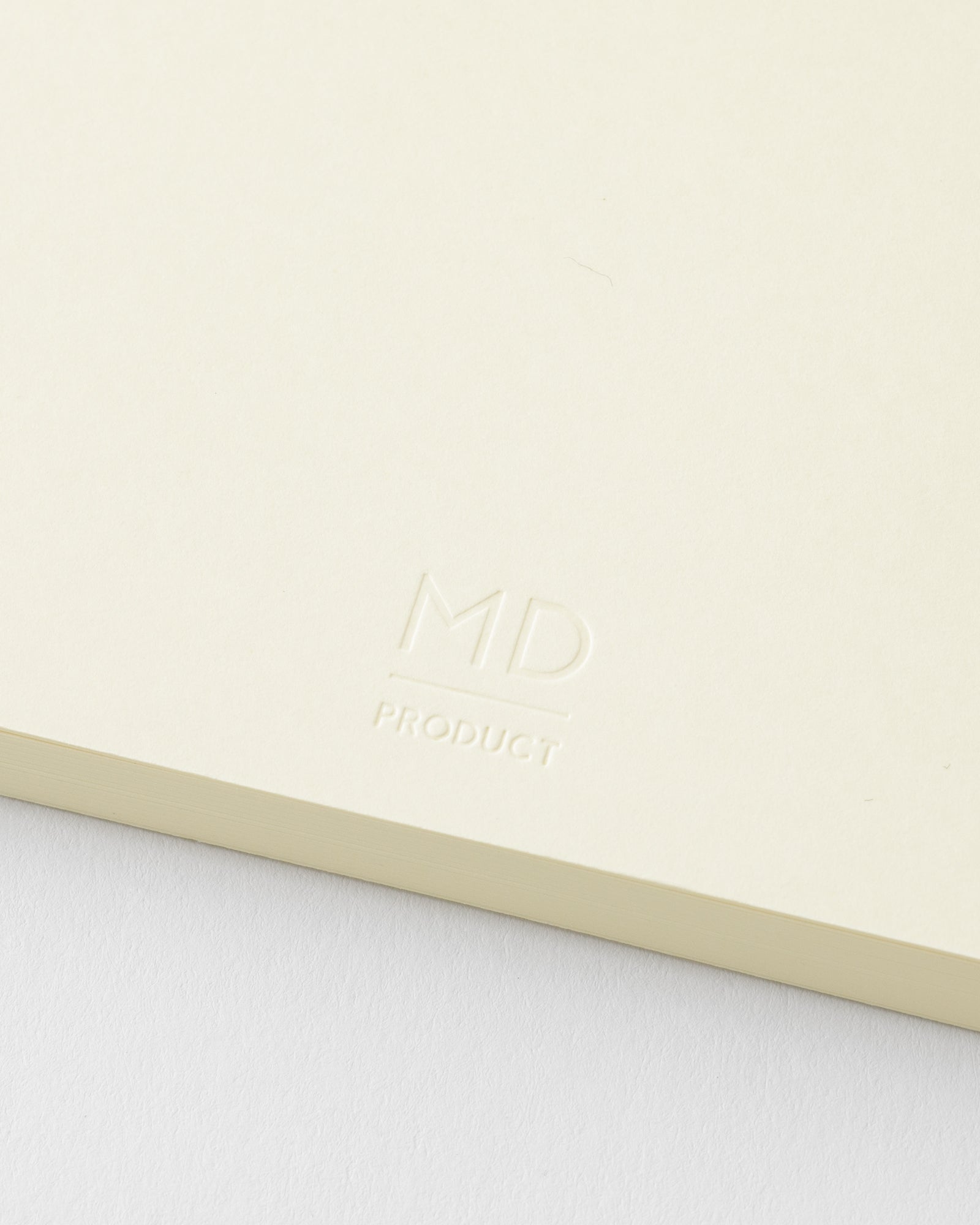 MD Product - Agenda mensual MD Notebook Diary 2027 | A6 · detalle de papel y encuadernación