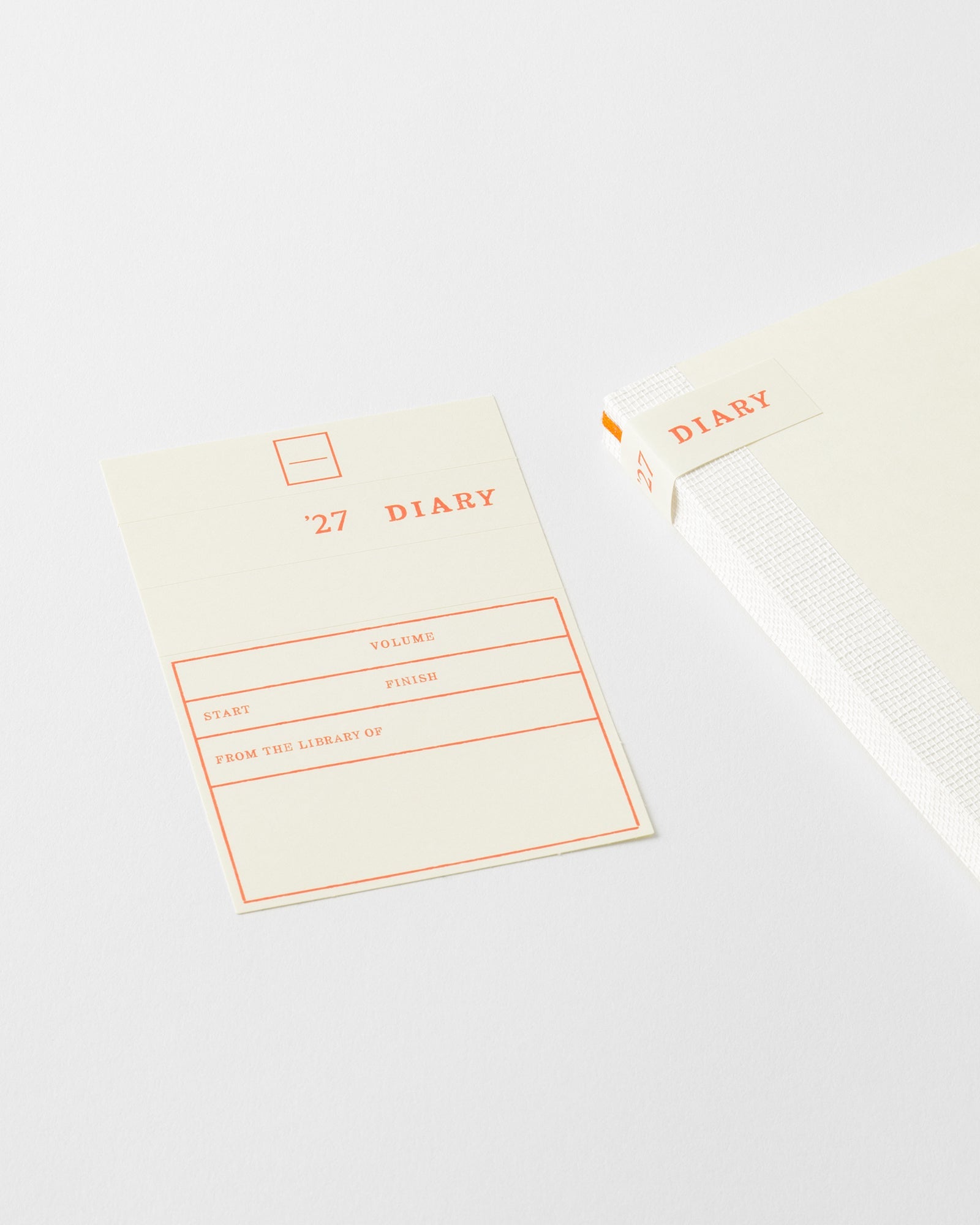 MD Product - Agenda mensual MD Notebook Diary 2027 | A7 · detalle de papel y encuadernación