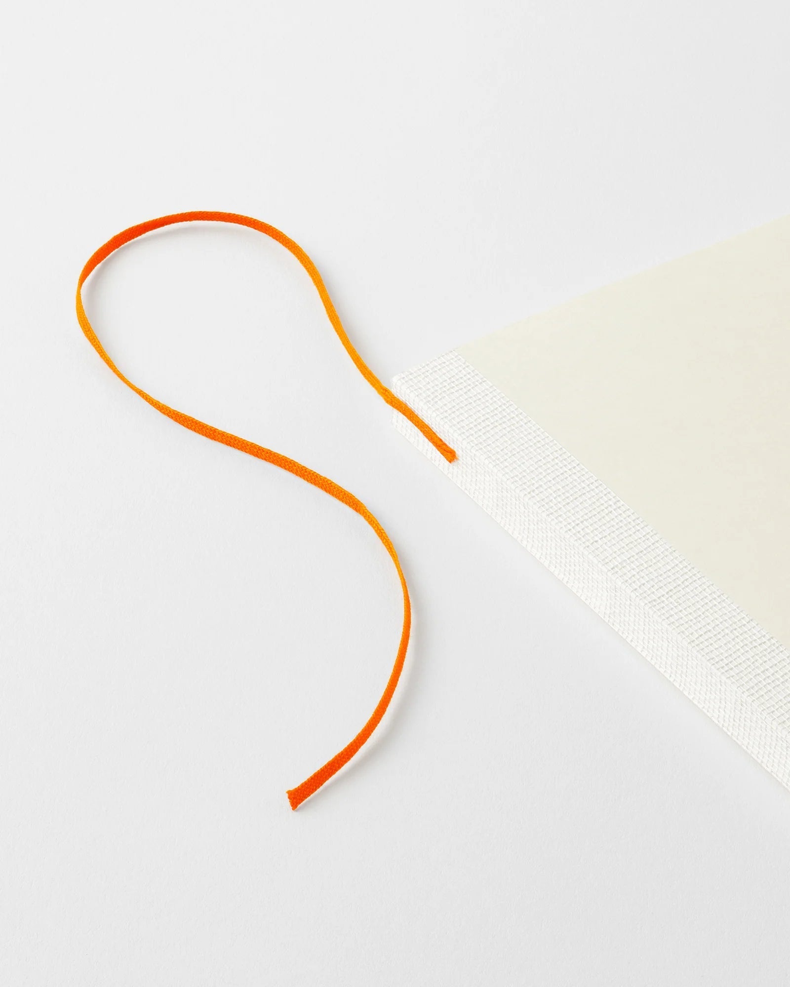 MD Product - Agenda mensual MD Notebook Diary 2027 | A5 · detalle de papel y encuadernación