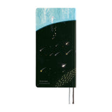 Hobonichi - Agenda Weeks 2027 en inglés | Hiroko Kubota: Meteor Shower in the Light Blue Forest · detalle 2