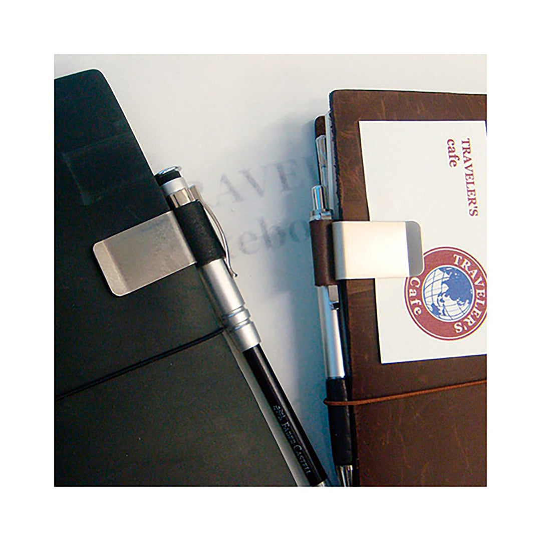 Traveler's Company - Clip Pen Holder (Portalápices) | TN Regular 016 | M | Camel