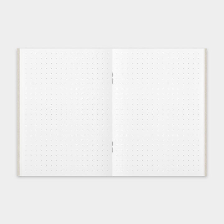 Traveler's Company - TRAVELER'S notebook 014 Dot Grid | Passport Size | Hojas con malla de puntos