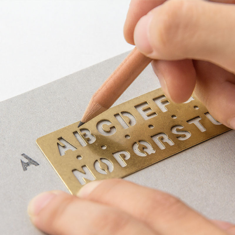 Regla Brass Template Bookmark - Alphabet, Reglas, Midori - Traveler's Company - Likely.es