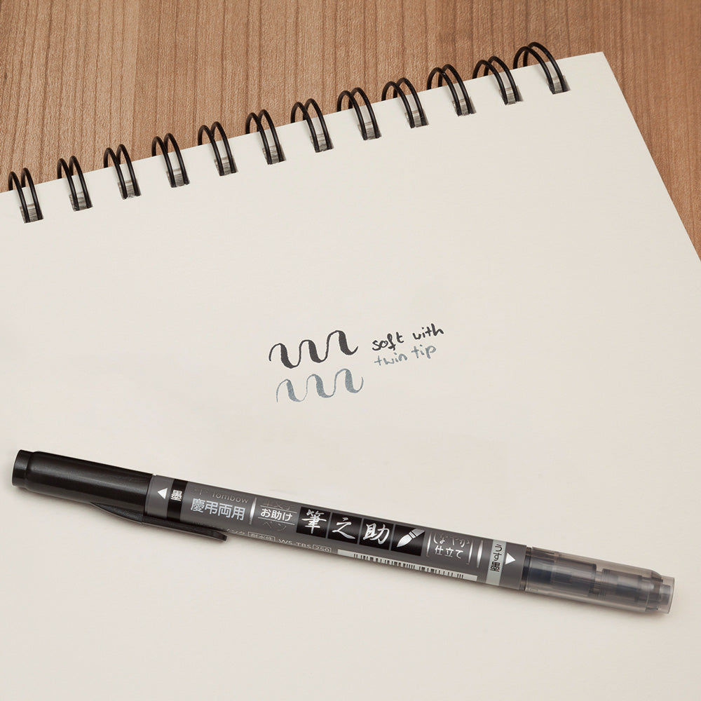 ROTULADOR PINCEL FUDENOSUKE TWIN CON 2 PUNTAS | TINTA GRIS Y NEGRA, Rotuladores, Tombow - Likely.es